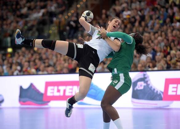 Jenny Karolius (GER 6) gegen Anne Michelle Essam (CMR 15) beim Spiel Deutschland (GER) vs Kamerun (CMR), Handball, Frauen, Weltmeisterschaft, Leipzig, 01.12.2017 Leipzig Copyright: xModlax Eibner-Pressefotox EP_cma