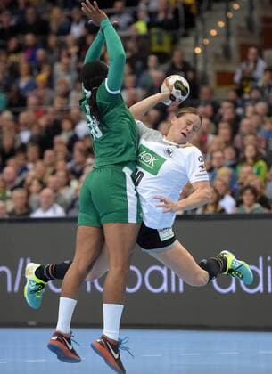 Anna Loerper (GER 10) gegen Aubiege Njampou Nono (CMR 18) beim Spiel Deutschland (GER) vs Kamerun (CMR), Handball, Frauen, Weltmeisterschaft, Leipzig, 01.12.2017 Leipzig Copyright: xModlax Eibner-Pressefotox EP_cma
