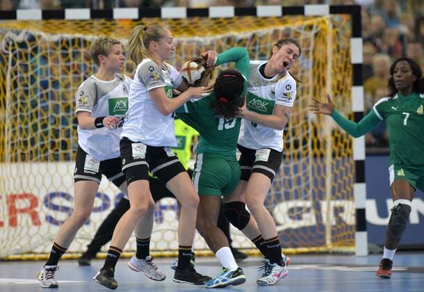 Friederike Gubernatis (GER 42), Nadja Mansson (GER 21), Jenny Karolius (GER 6) gegen Anne Michelle Essam (CMR 15) beim Spiel Deutschland (GER) vs Kamerun (CMR), Handball, Frauen, Weltmeisterschaft, Leipzig, 01.12.2017 Leipzig Copyright: xModlax Eibner-Pressefotox EP_cma