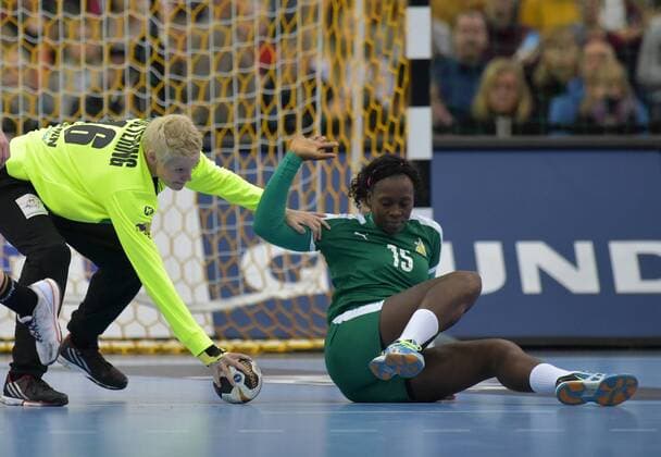 Torfrau Clara Woltering und Anne Michelle Essam (CMR 15) beim Spiel Deutschland (GER) vs Kamerun (CMR), Handball, Frauen, Weltmeisterschaft, Leipzig, 01.12.2017 Leipzig Copyright: xModlax Eibner-Pressefotox EP_cma