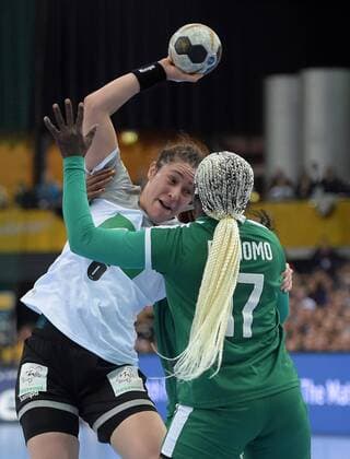 Jenny Karolius (GER 6) gegen Jacky Baniomo (CMR 17) beim Spiel Deutschland (GER) vs Kamerun (CMR), Handball, Frauen, Weltmeisterschaft, Leipzig, 01.12.2017 Leipzig Copyright: xModlax Eibner-Pressefotox EP_cma