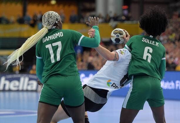 Jacky Baniomo (CMR 17) und Jaqueline Mossy Solle (CMR 6) gegen Jenny Karolius (GER 6) beim Spiel Deutschland (GER) vs Kamerun (CMR), Handball, Frauen, Weltmeisterschaft, Leipzig, 01.12.2017 Leipzig Copyright: xModlax Eibner-Pressefotox EP_cma