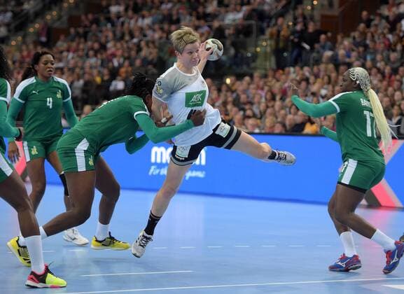 Jasmine Yotchoum (CMR 14) gegen Friederike Gubernatis (GER 42) beim Spiel Deutschland (GER) vs Kamerun (CMR), Handball, Frauen, Weltmeisterschaft, Leipzig, 01.12.2017 Leipzig Copyright: xModlax Eibner-Pressefotox EP_cma