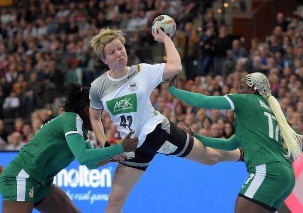Jasmine Yotchoum (CMR 14) und Jacky Baniomo (CMR 17) gegen Friederike Gubernatis (GER 42) beim Spiel Deutschland (GER) vs Kamerun (CMR), Handball, Frauen, Weltmeisterschaft, Leipzig, 01.12.2017 Leipzig Copyright: xModlax Eibner-Pressefotox EP_cma
