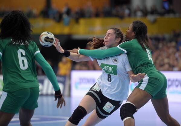 Jenny Karolius (GER 6) gegen Genny Ange Mahala Fonguieng (CMR 4) beim Spiel Deutschland (GER) vs Kamerun (CMR), Handball, Frauen, Weltmeisterschaft, Leipzig, 01.12.2017 Leipzig Copyright: xModlax Eibner-Pressefotox EP_cma