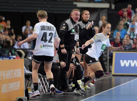 Bundestrainer Michael Biegler und Kerstin Wohlbold (GER 31) beim Spiel Deutschland (GER) vs Kamerun (CMR), Handball, Frauen, Weltmeisterschaft, Leipzig, 01.12.2017 Leipzig Copyright: xModlax Eibner-Pressefotox EP_cma