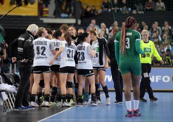 Auszeit beim Deutschen Team - rechts: Torfrau Clara Woltering beim Spiel Deutschland (GER) vs Kamerun (CMR), Handball, Frauen, Weltmeisterschaft, Leipzig, 01.12.2017 Leipzig Copyright: xModlax Eibner-Pressefotox EP_cma