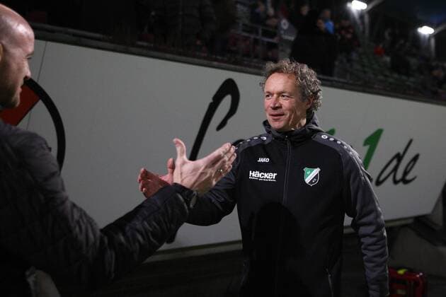 Fußball, Trainerhistorie SV Rödinghausen von 2014 bis heute Fußball, GER, Regionalliga West, 19. Spieltag, FC Viktoria Köln - SV Rödinghausen am Freitag, 01. Dezember 2017 im Sportpark Höhenberg in Köln. Trainer Alfred Nijhuis ( Rödinghausen ) FC Viktoria Köln - SV Rödinghausen