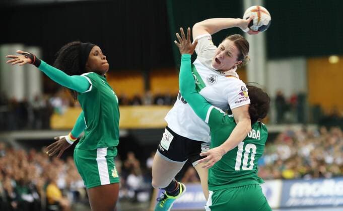 Deutschland - Kamerun Handball Frauen WM Leipzig, 01.12.2017, Arena Leipzig, Weltmeisterschaft 2017, Handball Frauen Vorrunde Gruppe D. , Deutschland ( GER) vs Kamerun ( CMR) Im Bild v.l.: Jacqueline MOSSY SOLLE (Kamerun), Anna Loerper (10, Deutschland) und Yolande TOUBA BYOLO (Kamerun). ,
