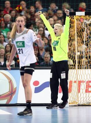 Deutschland - Kamerun Handball Frauen WM Leipzig, 01.12.2017, Arena Leipzig, Weltmeisterschaft 2017, Handball Frauen Vorrunde Gruppe D. , Deutschland ( GER) vs Kamerun ( CMR) Im Bild: Torfrau Clara Woltering (16, Deutschland) jubelt. ,