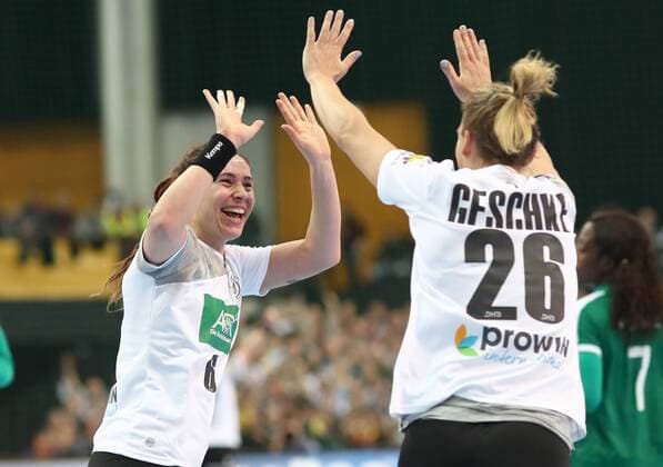 Deutschland - Kamerun Handball Frauen WM Leipzig, 01.12.2017, Arena Leipzig, Weltmeisterschaft 2017, Handball Frauen Vorrunde Gruppe D. , Deutschland ( GER) vs Kamerun ( CMR) Im Bild v.l.: Jenny Karolius (6, Deutschland) und Angie Geschke (26, Deutschland) jubeln nach Torerfolg