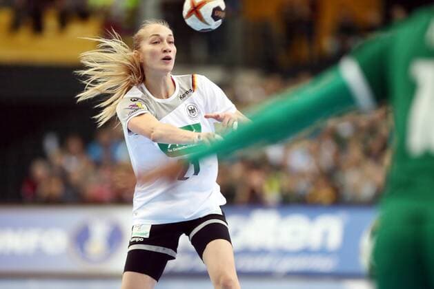 Deutschland - Kamerun Handball Frauen WM Leipzig, 01.12.2017, Arena Leipzig, Weltmeisterschaft 2017, Handball Frauen Vorrunde Gruppe D. , Deutschland ( GER) vs Kamerun ( CMR) Im Bild: Nadja Mansson (21, Deutschland). ,