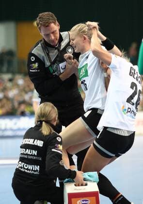 Bilder des Tages - SPORT Deutschland - Kamerun Handball Frauen WM Leipzig, 01.12.2017, Arena Leipzig, Weltmeisterschaft 2017, Handball Frauen Vorrunde Gruppe D. , Deutschland ( GER) vs Kamerun ( CMR) Im Bild: Kim Naidzinavicius (15, Deutschland) wird verletzt vom Platz getragen. ,