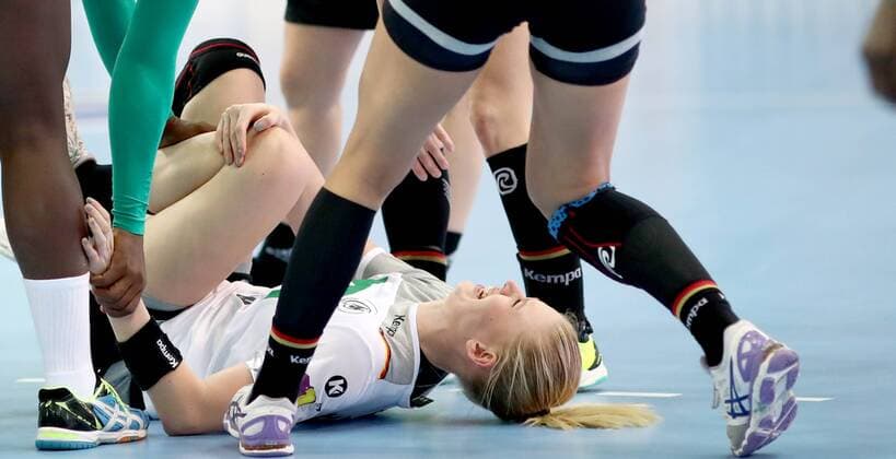 Deutschland - Kamerun Handball Frauen WM Leipzig, 01.12.2017, Arena Leipzig, Weltmeisterschaft 2017, Handball Frauen Vorrunde Gruppe D. , Deutschland ( GER) vs Kamerun ( CMR) Im Bild: Kim Naidzinavicius (15, Deutschland) verletzt am Boden. ,