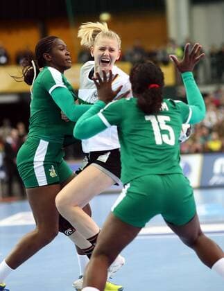 Themen der Woche - SPORT Bilder des Tages - SPORT Deutschland - Kamerun Handball Frauen WM Leipzig, 01.12.2017, Arena Leipzig, Weltmeisterschaft 2017, Handball Frauen Vorrunde Gruppe D. , Deutschland ( GER) vs Kamerun ( CMR) Im Bild v.l.: Yvette YUOH (Kamerun), Kim Naidzinavicius (15, verletzt sich bei dieser Aktion, Deutschland) und Anne Michelle ESSAM (Kamerun). ,