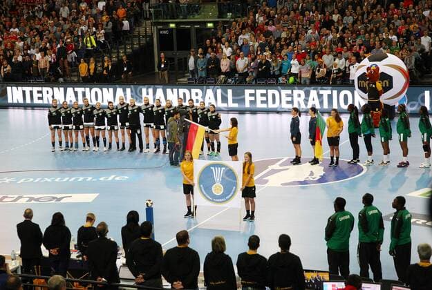 Deutschland - Kamerun Handball Frauen WM Leipzig, 01.12.2017, Arena Leipzig, Weltmeisterschaft 2017, Handball Frauen Vorrunde Gruppe D. , Deutschland ( GER) vs Kamerun ( CMR) Im Bild: Übersicht mit Aufstellung der Mannschaften. ,