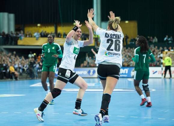 Freude bei Jenny Karolius (6 GER) und Angie Geschke (26 GER) nach einem Treffer. Vorrunde Gruppenspiel: Deutschland - Kamerun in Leipzig am 01.12.2017. Handball 23. Frauen Handball-Weltmeisterschaft in Deutschland 2017,