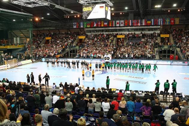 Deutschland - Kamerun Handball Frauen WM Leipzig, 01.12.2017, Arena Leipzig, Weltmeisterschaft 2017, Handball Frauen Vorrunde Gruppe D. , Deutschland ( GER) vs Kamerun ( CMR) Im Bild: Übersicht mit Aufstellung der Mannschaften. ,