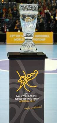 Deutschland - Kamerun Handball Frauen WM Leipzig, 01.12.2017, Arena Leipzig, Weltmeisterschaft 2017, Handball Frauen Vorrunde Gruppe D. , Deutschland ( GER) vs Kamerun ( CMR) Im Bild: gläsener WM Pokal. ,
