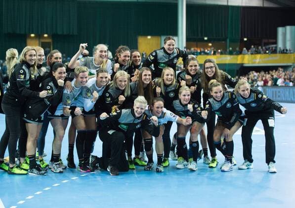 Die deutschen Handballerinnen feiern ihren Auftaktsieg. Vorrunde Gruppenspiel: Deutschland - Kamerun in Leipzig am 01.12.2017. Handball 23. Frauen Handball-Weltmeisterschaft in Deutschland 2017,