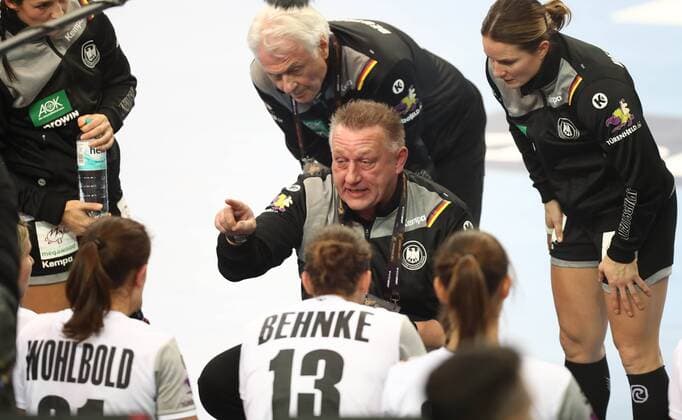 Deutschland - Kamerun Handball Frauen WM Leipzig, 01.12.2017, Arena Leipzig, Weltmeisterschaft 2017, Handball Frauen Vorrunde Gruppe D. , Deutschland ( GER) vs Kamerun ( CMR) Im Bild: Bundestrainer Michael Biegler (Deutschland) während der auszeit. ,