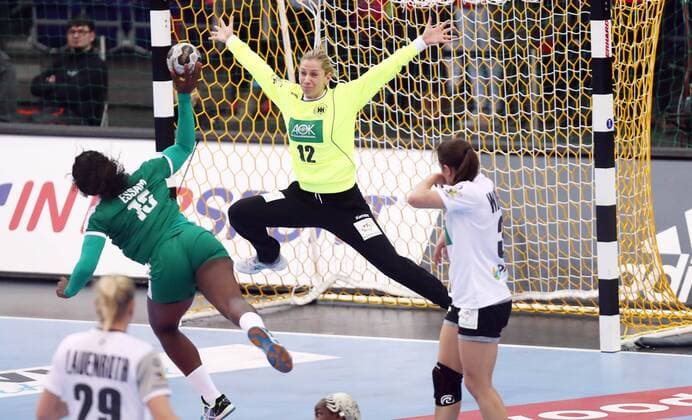 Deutschland - Kamerun Handball Frauen WM Leipzig, 01.12.2017, Arena Leipzig, Weltmeisterschaft 2017, Handball Frauen Vorrunde Gruppe D. , Deutschland ( GER) vs Kamerun ( CMR) Im Bild v.l.: Anne Michelle ESSAM (Kamerun) gegen Torfrau Katja Kramarczyk (12, Deutschland). ,