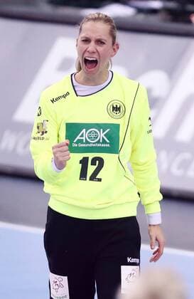 Deutschland - Kamerun Handball Frauen WM Leipzig, 01.12.2017, Arena Leipzig, Weltmeisterschaft 2017, Handball Frauen Vorrunde Gruppe D. , Deutschland ( GER) vs Kamerun ( CMR) Im Bild: Torfrau Katja Kramarczyk (12, Deutschland) jubelt. ,
