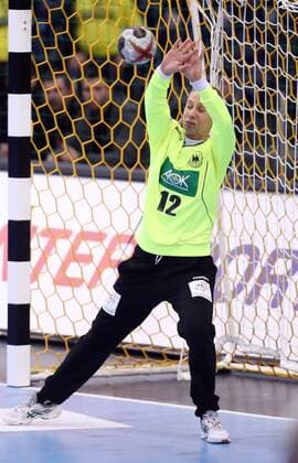 Deutschland - Kamerun Handball Frauen WM Leipzig, 01.12.2017, Arena Leipzig, Weltmeisterschaft 2017, Handball Frauen Vorrunde Gruppe D. , Deutschland ( GER) vs Kamerun ( CMR) Im Bild: Torfrau Katja Kramarczyk (12, Deutschland) hält den Ball. ,
