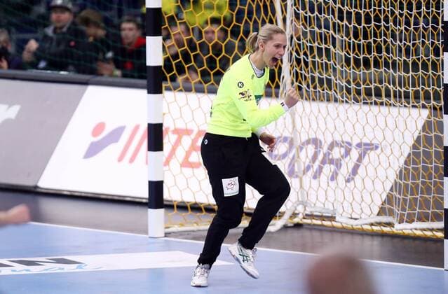 Deutschland - Kamerun Handball Frauen WM Leipzig, 01.12.2017, Arena Leipzig, Weltmeisterschaft 2017, Handball Frauen Vorrunde Gruppe D. , Deutschland ( GER) vs Kamerun ( CMR) Im Bild: Torfrau Katja Kramarczyk (12, Deutschland) jubelt. ,
