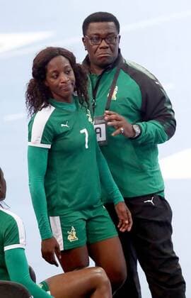 Deutschland - Kamerun Handball Frauen WM Leipzig, 01.12.2017, Arena Leipzig, Weltmeisterschaft 2017, Handball Frauen Vorrunde Gruppe D. , Deutschland ( GER) vs Kamerun ( CMR) Im Bild v.l.: Vanessa DJIEPMOU MEDIBE (Kamerun) verläßt nach roter Karte den Platz. ,