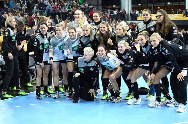 Bilder des Tages - SPORT Deutschland - Kamerun Handball Frauen WM Leipzig, 01.12.2017, Arena Leipzig, Weltmeisterschaft 2017, Handball Frauen Vorrunde Gruppe D. , Deutschland ( GER) vs Kamerun ( CMR) Im Bild: Deutschland jubelt nach dem Sieg gegen Kamerun. ,