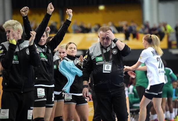Bundestrainer Michael Biegler beim Spiel Deutschland (GER) vs Kamerun (CMR), Handball, Frauen, Weltmeisterschaft, Leipzig, 01.12.2017 Leipzig Copyright: xModlax Eibner-Pressefotox EP_cma