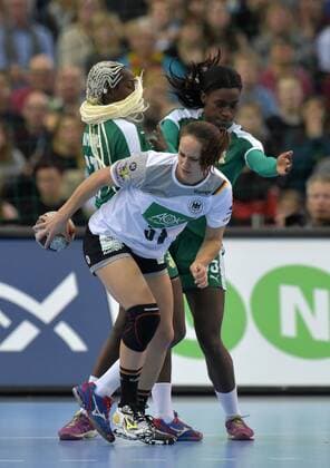 Kerstin Wohlbold (GER 31) gegen Jacky Baniomo (CMR 17) und Lisa Atangana Belibi (CMR 35 beim Spiel Deutschland (GER) vs Kamerun (CMR), Handball, Frauen, Weltmeisterschaft, Leipzig, 01.12.2017 Leipzig Copyright: xModlax Eibner-Pressefotox EP_cma