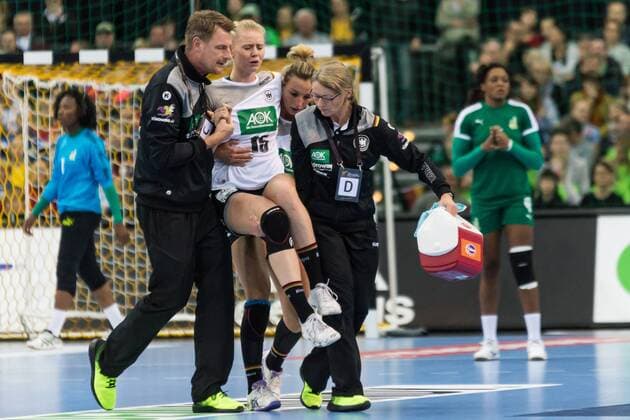 Kim Naidzinavicius (GER, 15) muss bereits in der 3. Minute verletzt vom Platz getragen werden, Handball Weltmeisterschaft der Frauen, GER Deutschland - CMR Kamerun,