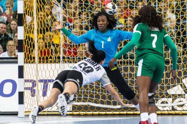 Svenja Huber (GER, 23) überindet Noelle Mben Mbediang (CMR, 1); Tor, goal, Torerfolg, Aktion, Handball Weltmeisterschaft der Frauen, GER Deutschland - CMR Kamerun,