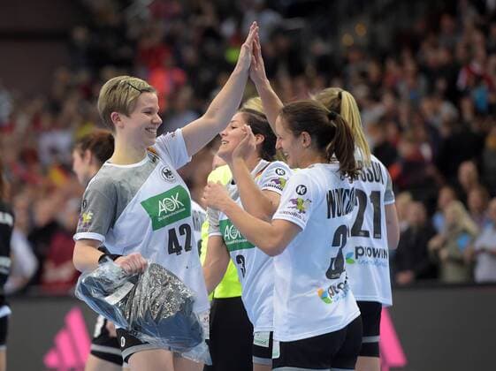 Friederike Gubernatis (GER 42) und Kerstin Wohlbold (GER 31) beim Spiel Deutschland (GER) vs Kamerun (CMR), Handball, Frauen, Weltmeisterschaft, Leipzig, 01.12.2017 Leipzig Copyright: xMODLA xEibner-Pressefotox EP_CMA