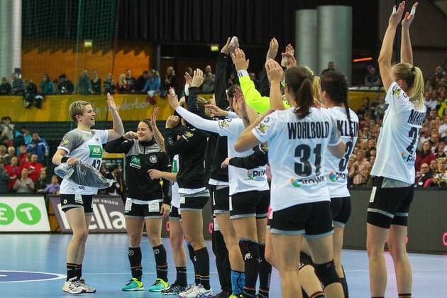 Germany Deutschland vs. Cameroon Kamerun, 01.12.2017 23rd IHF Women s Handball World Championship WM Weltmeisterschaft Germany 2017, Starting Match, Preliminary round, Group D, Germany vs. Cameroon, Arena Leipzig. Handball Weltmeisterschaft der Frauen, Eroeffnungsspiel, Vorrunde, Gruppe D, Deutschland vs. Kamerun. Im Bild: Beste Spielerinn, Best Player, Friederike Gubernatis ( 42, GER left).