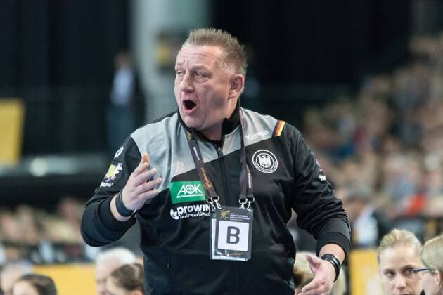 Michael Biegler (Bundestrainer GER, national coach); Porträt, Einzelbild; gestikulierend, Handball Weltmeisterschaft der Frauen, GER Deutschland - CMR Kamerun,