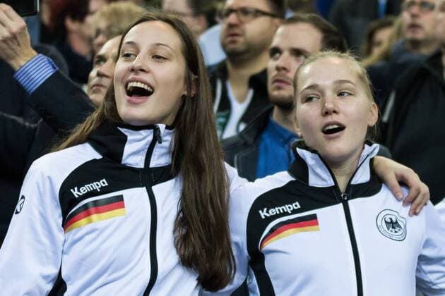 Bilder des Tages - SPORT Mitsingen der Nationalhymne im Publikum; Fans, Publikum, Zuschauer, Stimmung, Handball Weltmeisterschaft der Frauen, GER Deutschland - CMR Kamerun,