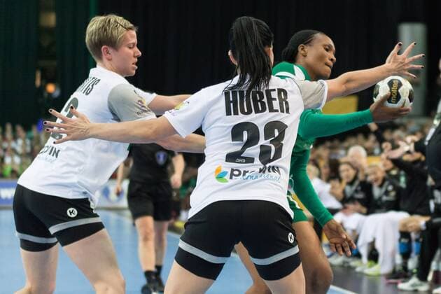 v.li.: Friederike Gubernatis (GER, 42), Svenja Huber (GER, 23) blocken eine Spielerin aus Kamerun, Handball Weltmeisterschaft der Frauen, GER Deutschland - CMR Kamerun,