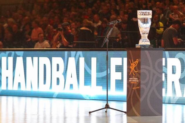 Handball-WM, Opening Ceremony Eroeffnungfeier, 01.12.2017 23rd IHF Women s Handball World Championship WM Weltmeisterschaft Germany 2017, Arena Leipzig, Opening Ceremony. Handball Weltmeisterschaft Frauen, Eroeffnungsfeier. Im Bild: Pokal, Trophaee, Trophy, Cup, Symbol, Schrift Handball.