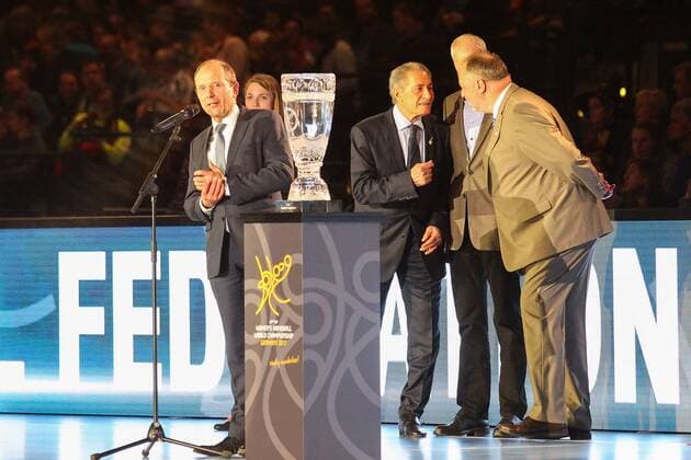 Handball-WM, Opening Ceremony Eroeffnungfeier, 01.12.2017 23rd IHF Women s Handball World Championship WM Weltmeisterschaft Germany 2017, Arena Leipzig, Opening Ceremony. Handball Weltmeisterschaft Frauen, Eroeffnungsfeier. Im Bild: Markus Ulbig, Innenminister Sachsen, Saechsischer Staatsminister des Inneren, Pokal, Trophaee, Trophy, Cup.
