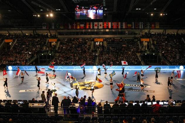Handball-WM, Opening Ceremony Eroeffnungfeier, 01.12.2017 23rd IHF Women s Handball World Championship WM Weltmeisterschaft Germany 2017, Arena Leipzig, Opening Ceremony. Handball Weltmeisterschaft Frauen, Eroeffnungsfeier. Im Bild: Taenzer, Dancer, Fahnen, Flaggen, Flags.