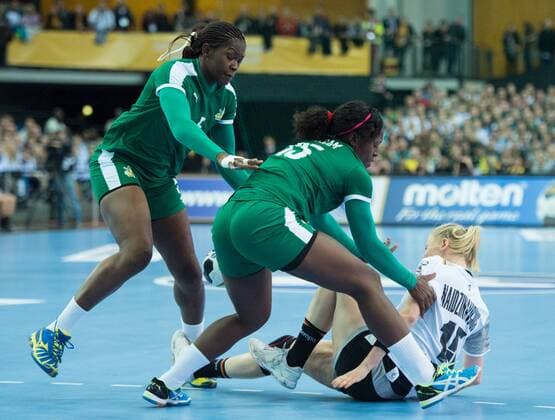 Kim Naidzinavicius (15 GER) verletzt sich bei diesem Dreikampf mit Yvette Yuoh (5 CMR) und Anne Michelle Essam (15 CMR) und geht zu Boden. Vorrunde Gruppenspiel: Deutschland - Kamerun in Leipzig am 01.12.2017. Handball 23. Frauen Handball-Weltmeisterschaft in Deutschland 2017,