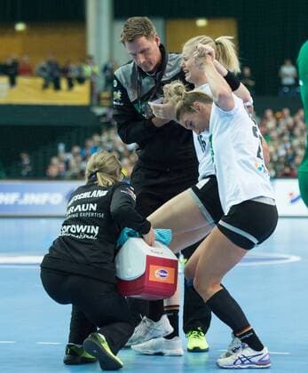 Bilder des Tages - SPORT Kim Naidzinavicius (15 GER) verletzt sich und muss vom Mannschaftsarzt Dr. Marcus Laufenberg und Spielerin Angie Geschke (26 GER) vom Spielfeld getragen werden. Vorrunde Gruppenspiel: Deutschland - Kamerun in Leipzig am 01.12.2017. Handball 23. Frauen Handball-Weltmeisterschaft in Deutschland 2017,