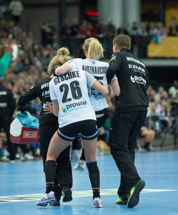 Kim Naidzinavicius (15 GER) verletzt sich und muss vom Mannschaftsarzt Dr. Marcus Laufenberg und Spielerin Angie Geschke (26 GER) vom Spielfeld getragen werden. Vorrunde Gruppenspiel: Deutschland - Kamerun in Leipzig am 01.12.2017. Handball 23. Frauen Handball-Weltmeisterschaft in Deutschland 2017,