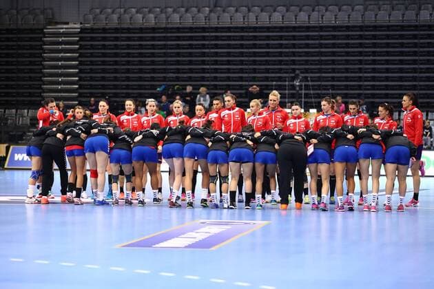 die beiden Taems vor Spielbeginn,Rumaenien vs Paraguay, IHF Frauen Handball Weltmeisterschaft, 02.12.2017, Fotograf Neis Eibner Trier Copyright: xNeisx Eibner-Pressefotox EP_ans