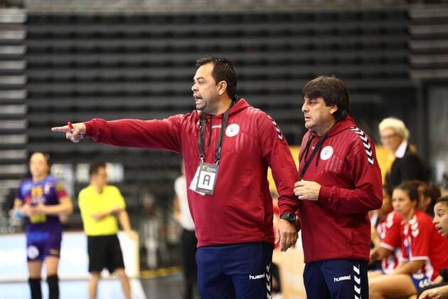 Neri Ruben Vera (Trainer Paraguay) gibt Anweisungen,Rumaenien vs Paraguay, IHF Frauen Handball Weltmeisterschaft, 02.12.2017, Fotograf Neis Eibner Trier Copyright: xNeisx Eibner-Pressefotox EP_ans