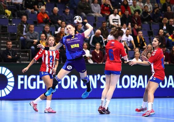 Eliza Iulia (Rumaenien) kommt zum Wurf, Rumaenien vs Paraguay, IHF Frauen Handball Weltmeisterschaft, 02.12.2017, Fotograf Neis Eibner Trier Copyright: xNeisx Eibner-Pressefotox EP_ans