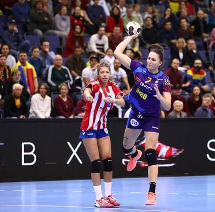 Eliza Iulia (Rumaenien) kommt zum Wurf, Rumaenien vs Paraguay, IHF Frauen Handball Weltmeisterschaft, 02.12.2017, Fotograf Neis Eibner Trier Copyright: xNeisx Eibner-Pressefotox EP_ans